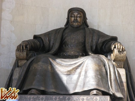 http://mandegar.tarikhema.org/images/2012/01/Genghis_Khan_statue_UB_MGL2.jpg